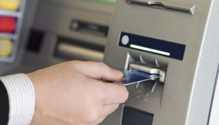 은행 ATM기 어르신에게 ‘양보’한 청년이 경찰에 긴급체포돼 끌려간 충격적인 이유