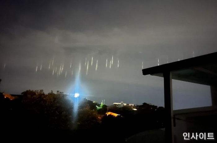 어제자 제주 하늘에서 포착된, 지구 침공하는 UFO 아니냐는 말 떠돈 불빛 (+정체)