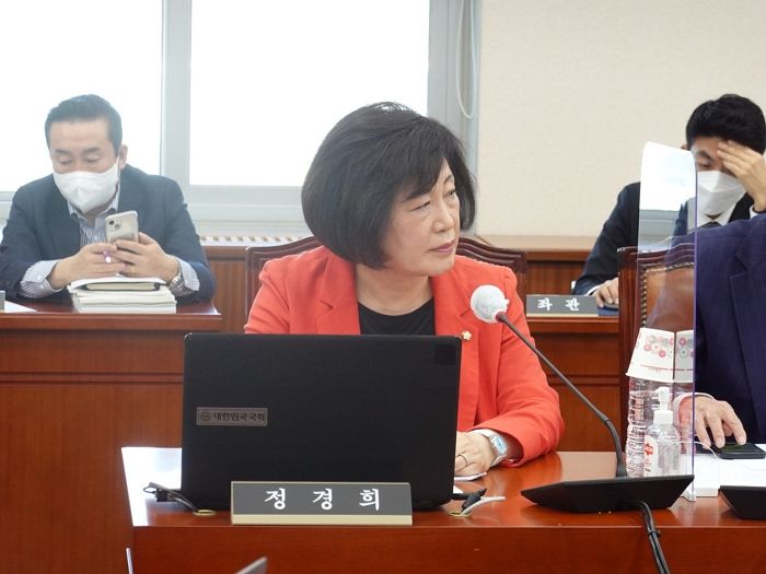 서울대 도서관에 전시된 의자 두 개...중국서 온 ‘이 사람’이 앉았답니다 (+정체)