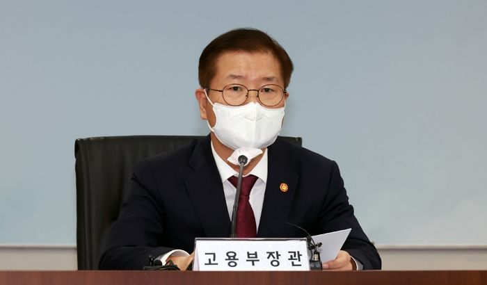 정부 “주 60시간 근로 2년 더 연장하겠다”