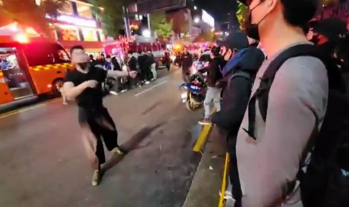 “군필자·간호사 도와주세요”...이태원 압사 사고 현장서 한 남성의 호소에 시민이 보인 반응