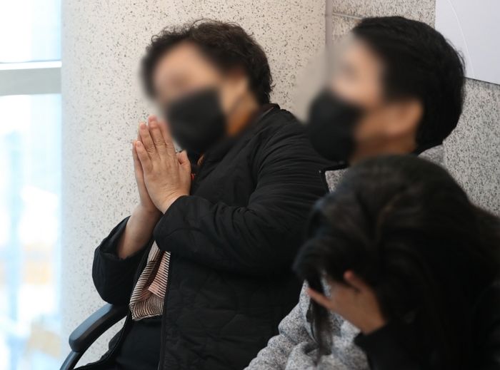 “실종된 딸 휴대폰 비밀번호 좀 풀어달라”...‘이태원 참사’, 백발 아버지의 통곡