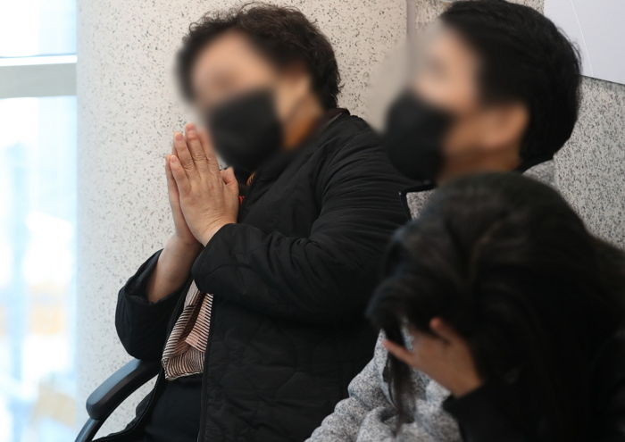 “괌에서 온 막냇동생 제발 찾아주세요” 오열하며 기도 중인 이태원 참사 피해자 가족