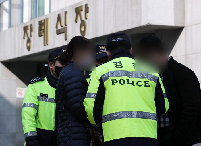 “엄마가 널 어떻게 보내”...이태원 참사 빈소 영정사진엔 ‘앳된 셀카’가 가득했다