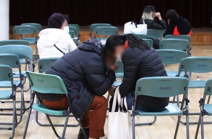 홀로 살아남은 아들 친구...아들잃은 부모는 그를 끌어안고 오열했다