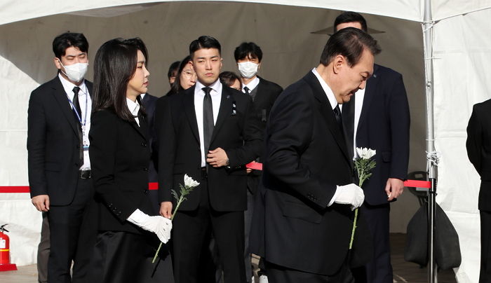 김건희 여사가 尹 대통령과 함께 ‘이태원 참사’ 합동분향소 방문해 한 일