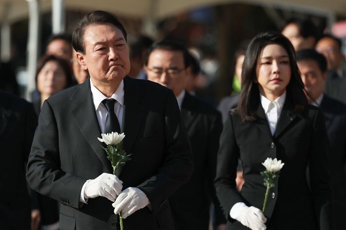 ‘천안함 사건’처럼 이태원 사고를 국가적으로 애도해야 하나요?...“필요하다 vs 부적절”