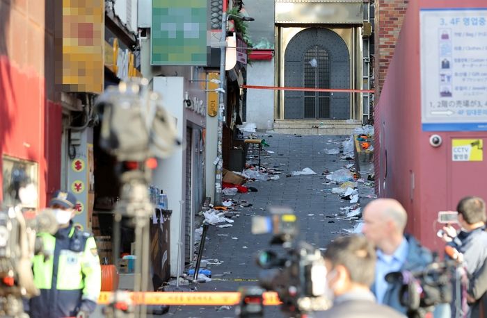 “두 달 전 유학 온 아들이...” 이태원 참사 외국인 사망자 국적 공개에 안타까운 반응 쏟아져