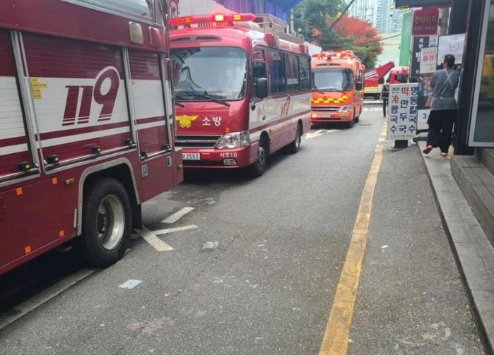 “강남역 ‘이곳’ 건물 붕괴 위기...현재 소방차·소방관 출동했습니다”