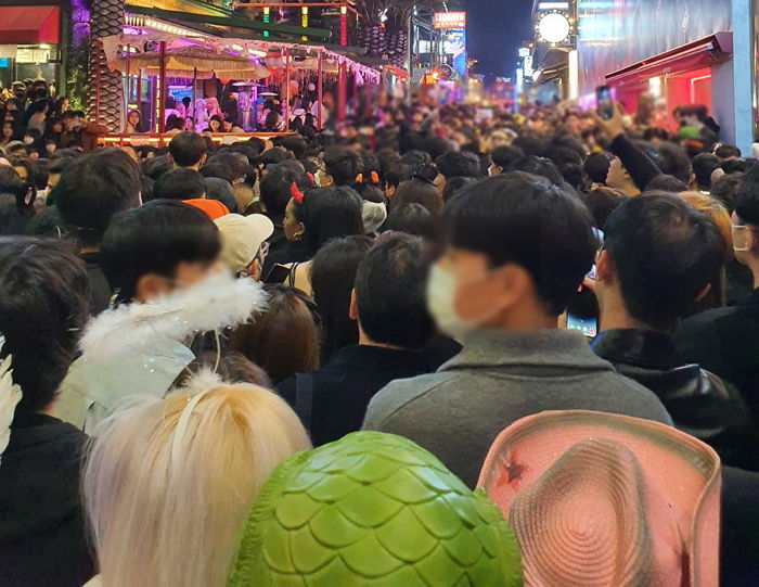 “이태원 골목의 한 식당, 사람들이 살려달라 문 두드려도 모른 척”...생존한 외국인의 충격 증언