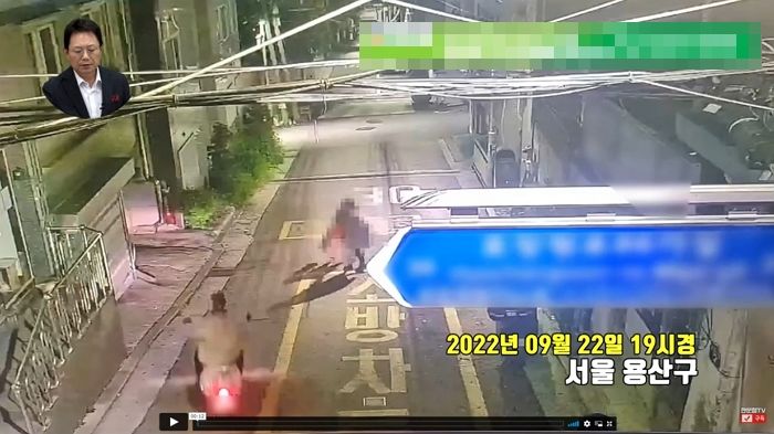 오토바이에 달려와 부딪친 아이...아빠가 요구한 역대급 합의금 (영상)