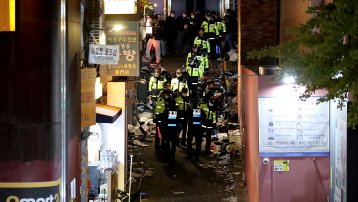 “멀쩡한 게 하나도 없어”...이태원 참사 현장에 남겨진 구두와 운동화 (+사진)