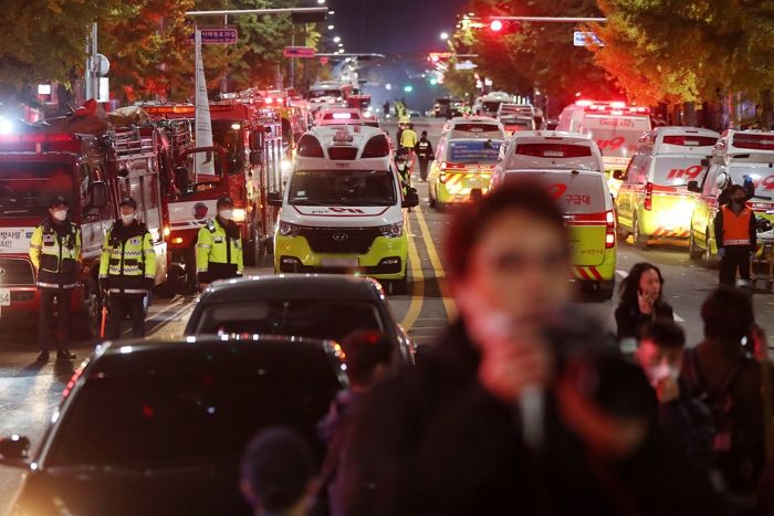 이태원 사고 현장서 일으켜주고 숨 쉴 수 있게 해준 ‘청자켓남’ 찾는 생존 여성