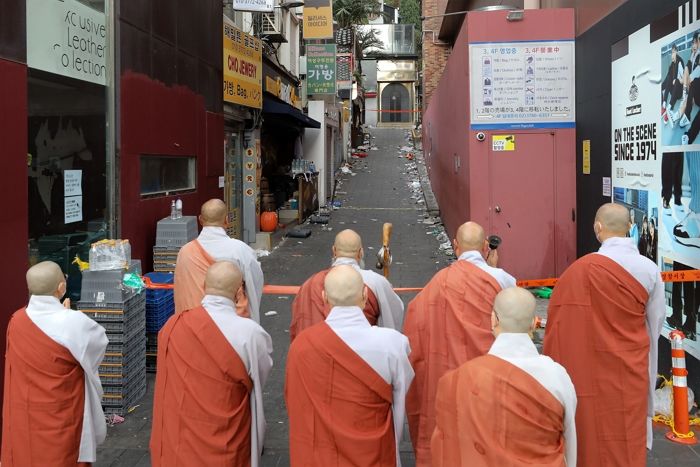 이태원 핼러윈 참사 현장 찾아가 사망자들 위해 기도하는 스님들