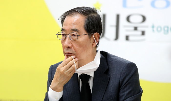 “한국 총리 맞나요?”...이태원 참사 브리핑 중 국무총리가 보인 ‘저세상’ 반응에 난리 났다