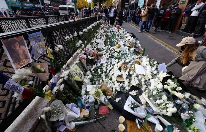 소주·조화로 길막힌 ‘이태원역 1번 출구’ 현재 상황...“치워버려야 vs 불편 감수해야”