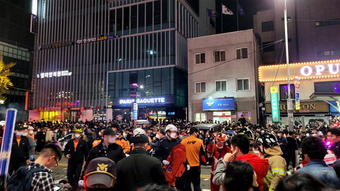 “20명이 줄지어 ‘걸어’와”...11시 반에 이태원 도착한 유명가수가 본 당시 경찰 출동 모습
