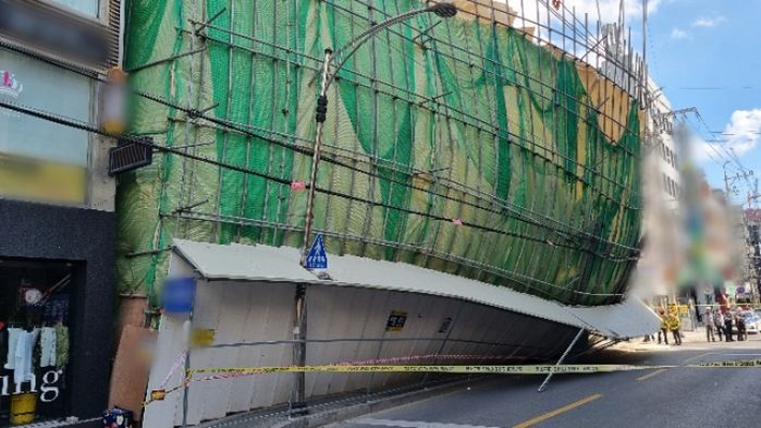 ‘철거’ 중이던 대구 한 백화점 건물 외벽 무너져...시민들 ‘패닉’ (+영상)