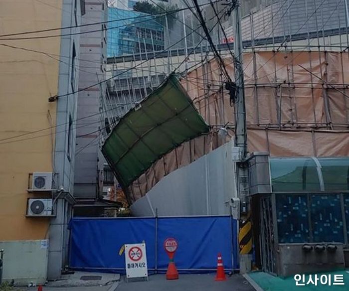 “월곡역 2번 출구 앞 공사 현장 무너지기 직전...근처 지나가시는 분 조심하세요”