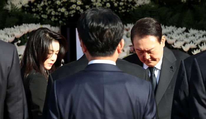 “尹 대통령·김건희 여사, 액막이 위해 이마에 ‘숯검정’ 칠하고 조문해”...확산 중인 사진의 진실