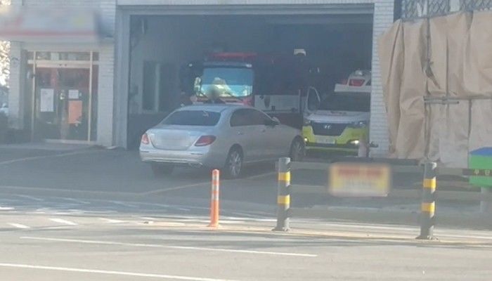 소방서 앞에 불법주차한 ‘벤츠’ 때문에 긴급 출동 못하는 소방관들