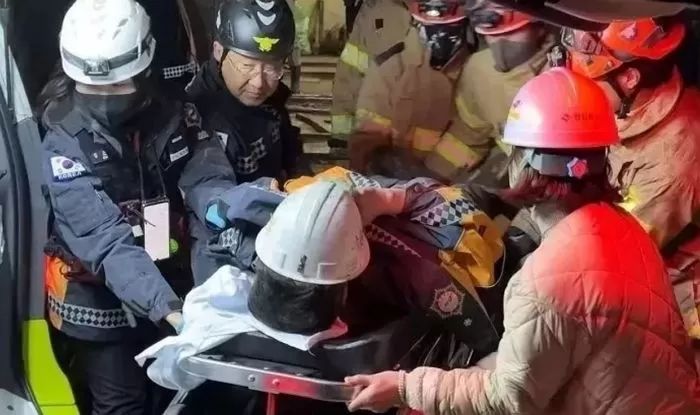 대참사 상황에서 극적으로 생존자 나와 대한민국 국민들 울컥하게 만든 기적적인 순간 4