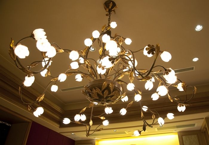 카페 천장서 떨어진 조명에 머리 맞은 50대...심정지 상태로 병원 이송