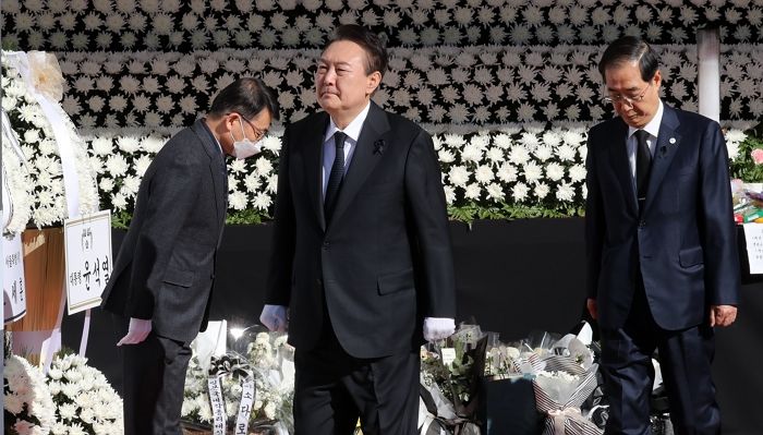 국가애도기간 동안 매일 ‘이태원 희생자 합동분향소’ 찾아 헌화한 윤석열 대통령