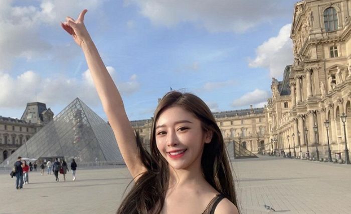 루브르 앞에서 옷 벗고 사진 찍다가 프랑스 경찰에 쫓겨난 인플루언서가 공개한 사진