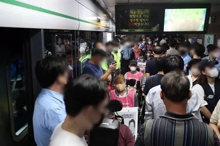 내일(7일) 지하철 이용하시는 분들은 주의하세요...이태원 참사 애도 기간 끝나자 전장연 시위 재개