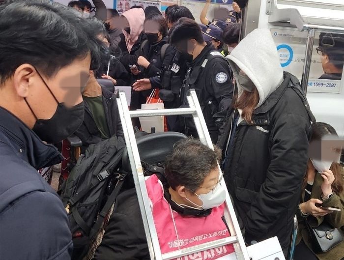 국가애도기간 끝나자마자 ‘시위’ 시작한 전장연...오늘(7일) 국민들 반응은