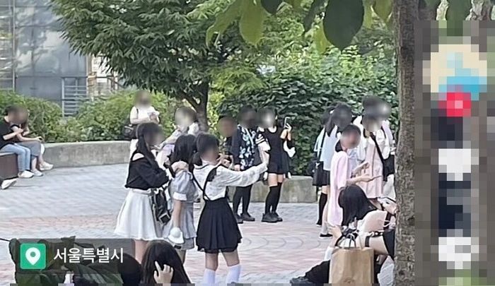 홍대 6번 출구에 ‘이 옷’ 입은 채 몰려있는 10대 소녀들의 정체