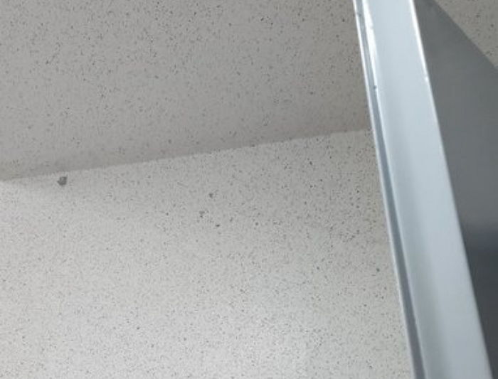 현관문 주변에 쇠로 된 ‘이것’ 발견하면 당장 비밀번호 바꾸고 경찰에 신고하세요