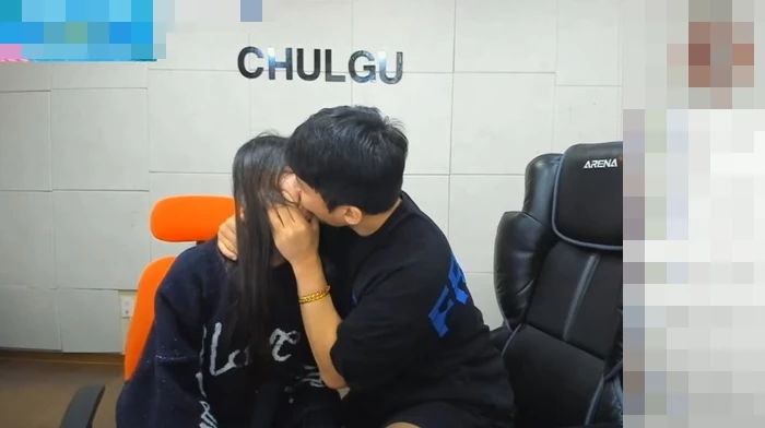 “쉽지 않겠지만 오빠 옆에서...” 생방서 BJ철구와 딥키스한 여캠, 이런 글 올렸다