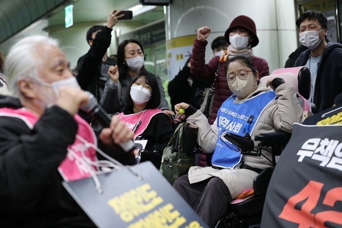 지하철 출근길 시위하는 전장연 대표 꼼짝 못하게 만든 워킹맘의 절규