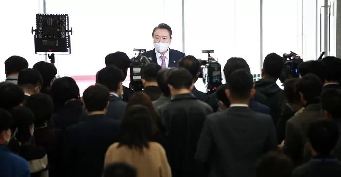 MBC 배제에 반발...한겨레, ‘대통령 전용기 탑승 거부’ 결정 (+입장 전문)