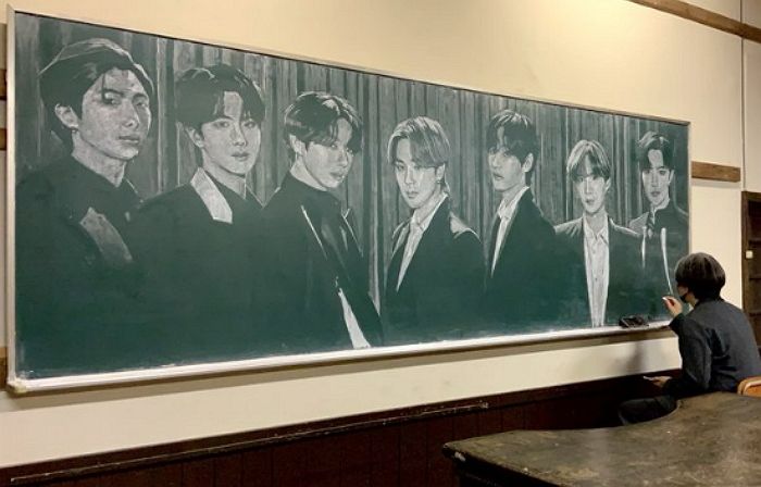 방탄소년단 팬인 학생들 위해 선생님이 칠판에 ‘분필’ 하나로 그린 작품 (+사진)