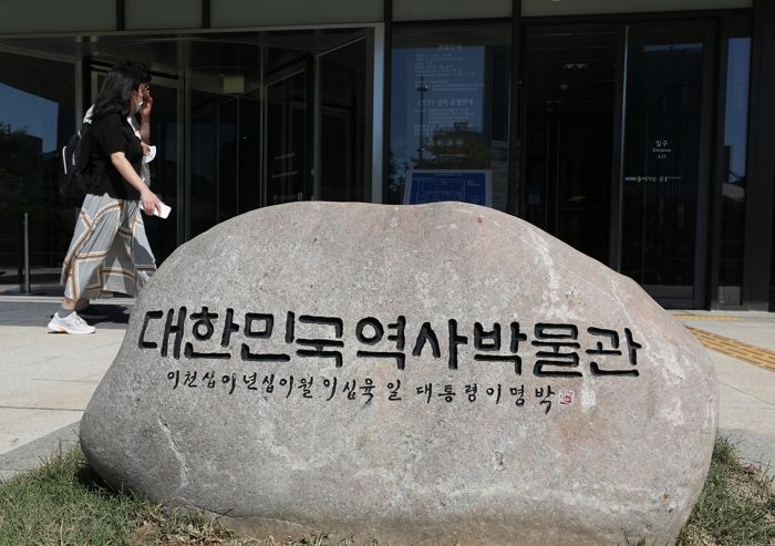 ‘MB 글씨’ 새겨진 광화문 바윗돌, 文 정부 때 쓰레기처럼 버려졌다