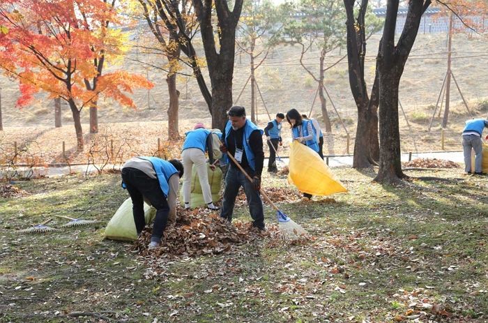 쾌적한 문화재 보존 위해 창경궁 가꾸기에 나선 쿠팡풀필먼트서비스 임직원