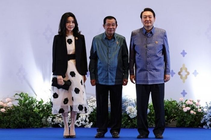 윤 대통령과 악수했던 캄보디아 훈 센 총리, 코로나19 확진...각국 정상 ‘비상’