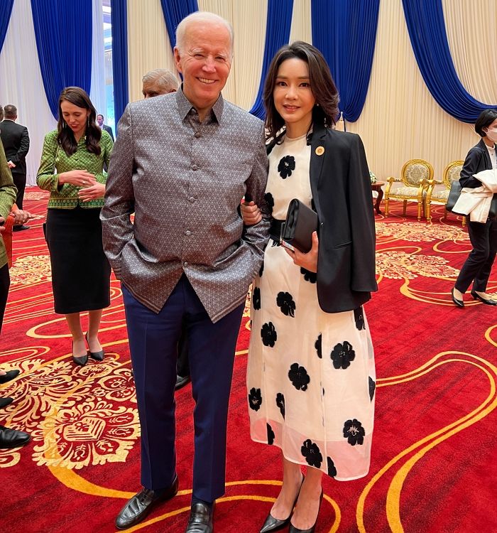 김건희·바이든 팔짱 선 넘었다 지적에 소환된 문재인 정부의 트위터 글