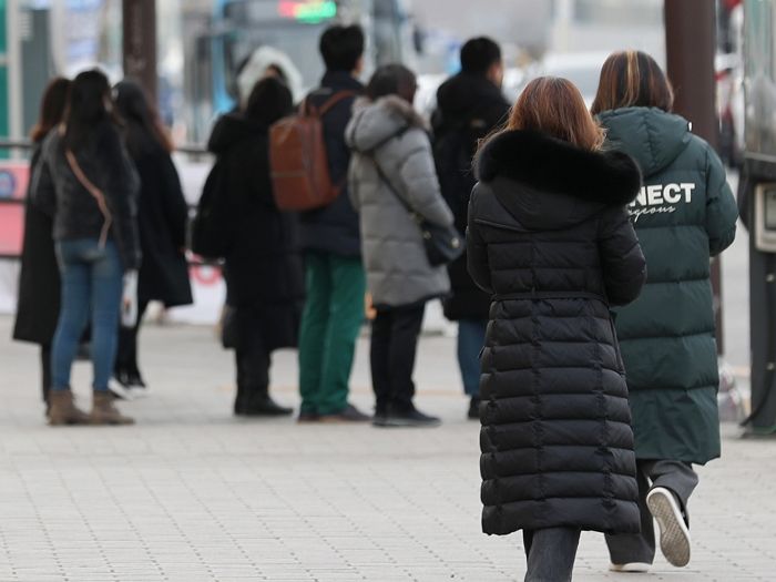 10대 땐 쳐다도 안 보는데...20대 되면 갑자기 인식 달라지는 ‘겨울 패딩’ 1위는