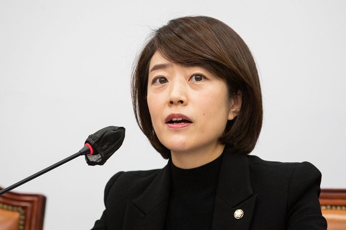 동남아서 ‘외교전’ 펼치는 김건희 난데없이 저격한 고민정...‘쇼윈도’ 언급했습니다