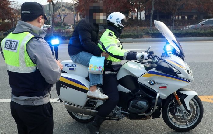 “수험생들 늦어도 못 태워요”...경찰 오토바이 BMW로 바뀌고 벌어진 일