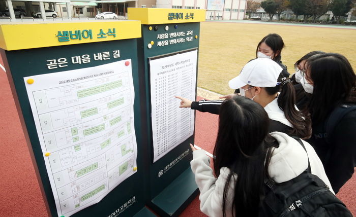 “그곳을 파우더 칠하듯 톡톡”...수능날 휴지 없어 ‘찹쌀떡’으로 큰 볼일 해결한 인기 가수