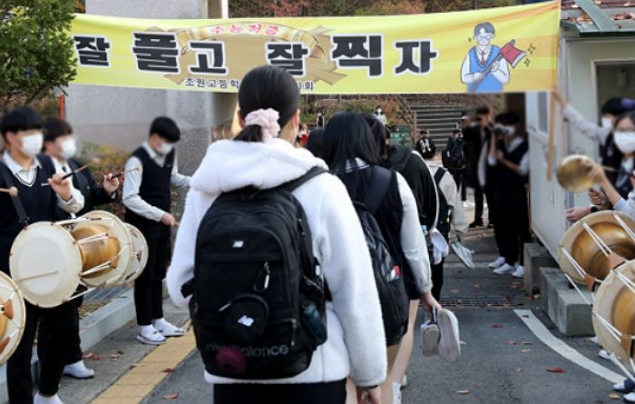 수능 고사장 들어가다 승용차와 충돌한 수험생...결국 ‘이곳’에서 시험 봤습니다