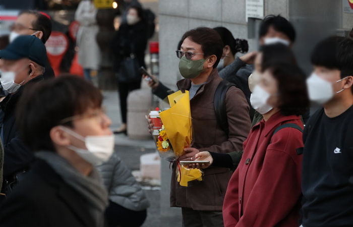 “내사랑, 너무 고생 많았어”...수험생 딸에게 꽃다발 건네며 따뜻하게 꼭 안아준 아빠