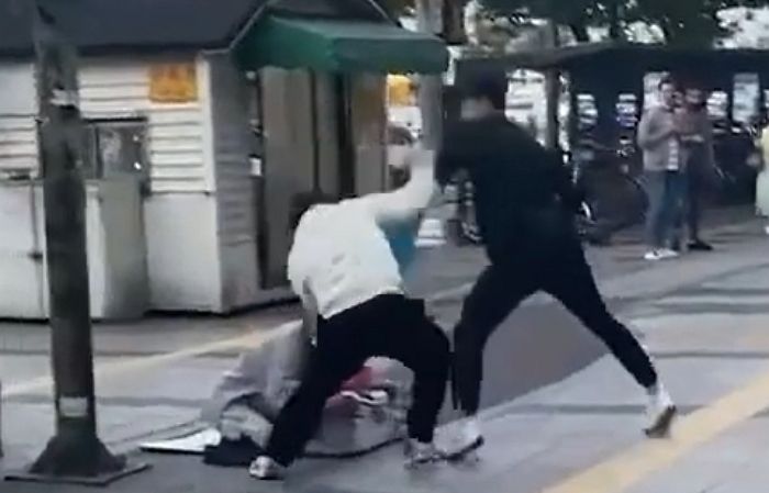 “그라운드 데려가고 싶은데..” 격투기 배운 남성들의 ‘수원역 맞짱’ 동영상 확산중