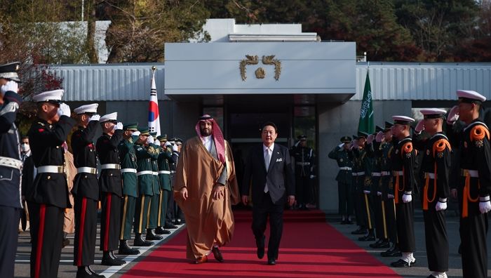 일본 패싱하고 한국만 찾은 사우디 왕세자가 대한민국에 남기고 간 역대급 선물과 기록