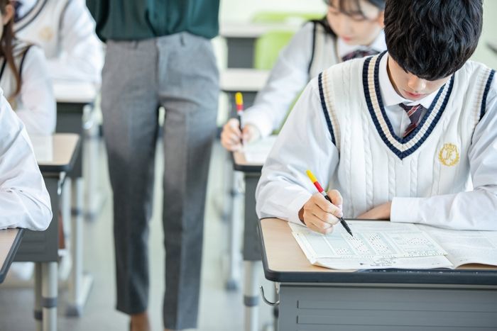 18만원 일당 받은 수능 감독관, 금액 놓고 논란...“개꿀이다 vs 저거 받곤 안한다”